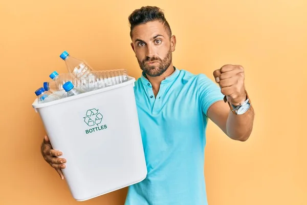 Homem Bonito Com Barba Segurando Lixo Reciclável Com Garrafas Plástico — Fotografia de Stock