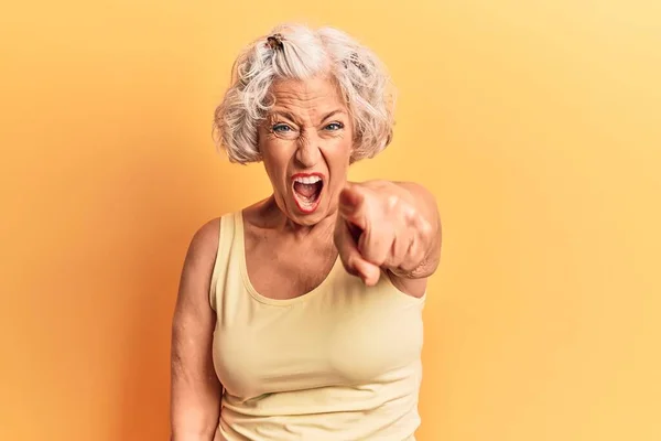 Starší Šedovlasá Žena Neformálním Oblečení Ukazuje Kameru Nespokojeně Frustrovaně Rozzlobená — Stock fotografie