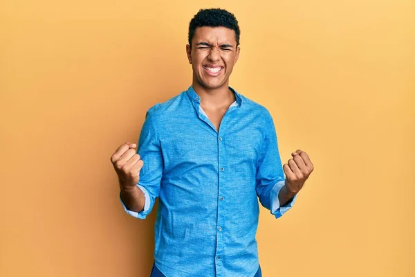 Homem Árabe Jovem Vestindo Roupas Casuais Muito Feliz Animado Fazendo — Fotografia de Stock