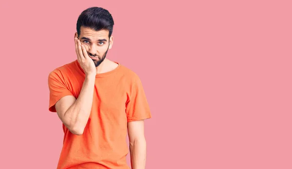 Joven Hombre Guapo Con Barba Llevando Camiseta Casual Pensando Que —  Fotos de Stock