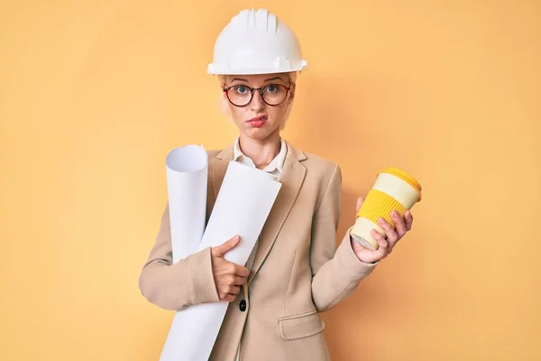 Junge Blonde Frau Mit Tätowierung Papierbaupläne Haltend Und Kaffee Trinkend — Stockfoto