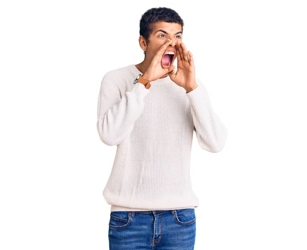 Jonge Afrikaanse Amerikaanse Man Draagt Casual Kleding Schreeuwen Boos Hardop — Stockfoto