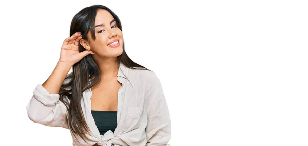 Joven Chica Hispana Hermosa Usando Ropa Casual Sonriendo Con Mano —  Fotos de Stock