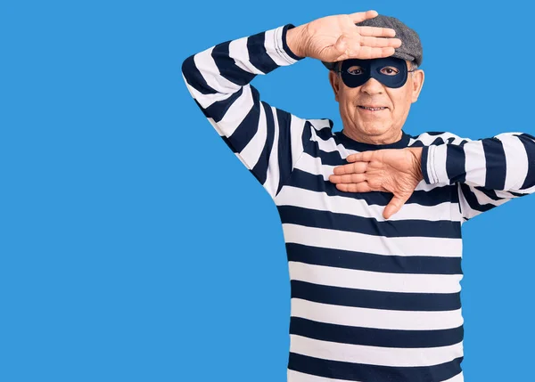 Homem Bonito Sênior Vestindo Máscara Ladrão Shirt Sorrindo Alegre Jogando — Fotografia de Stock