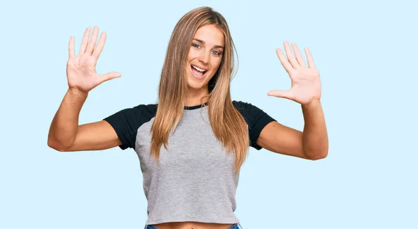 Ung Blond Kvinna Bär Casual Kläder Visar Och Pekar Upp — Stockfoto