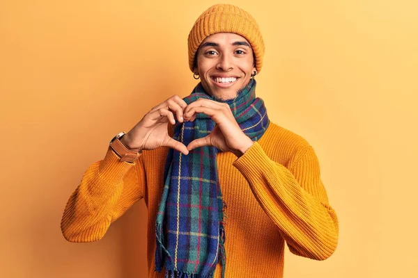 Jonge Afrikaans Amerikaanse Man Draagt Casual Winterkleding Glimlachend Liefde Met — Stockfoto