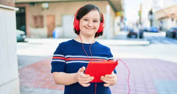 Bella Donna Bruna Con Sindrome Città Una Giornata Sole Utilizzando — Foto Stock