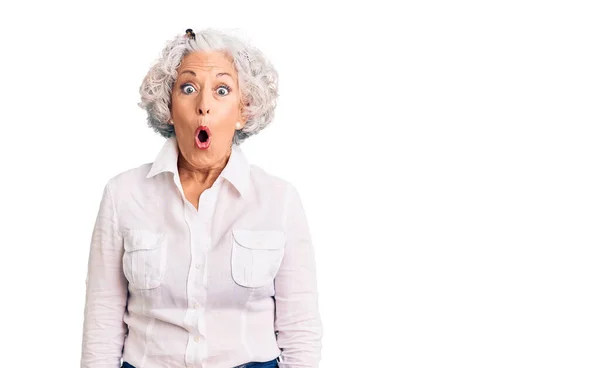 Starsza Siwowłosa Kobieta Luźnych Ubraniach Przerażona Zszokowana Zaskakującą Ekspresją Strachem — Zdjęcie stockowe