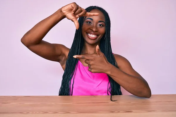 Mujer Afroamericana Con Trenzas Vestida Con Ropa Casual Sentada Mesa —  Fotos de Stock