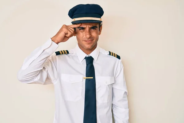 Junger Hispanischer Mann Flugzeugpilotenuniform Zeigt Unglücklich Auf Pickel Auf Der — Stockfoto