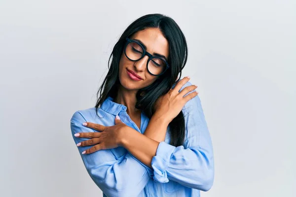 Vacker Latinamerikansk Kvinna Affärskläder Och Glasögon Som Kramar Sig Lycklig — Stockfoto