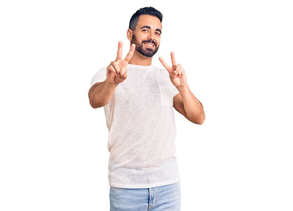 Mladý Hispánec Neformálním Oblečení Usmívající Kameru Ukazující Prsty Ukazující Znamení — Stock fotografie