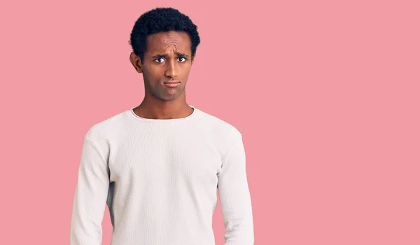 Homem Bonito Africano Vestindo Camisola Inverno Casual Deprimido Preocupar Com — Fotografia de Stock