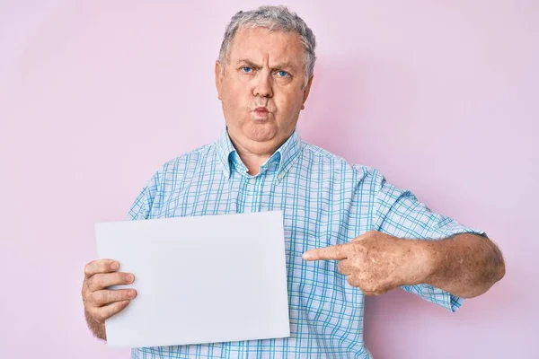 Beyaz Saçlı Yaşlı Adam Elinde Boş Afiş Tutuyordu Komik Yüzüyle — Stok fotoğraf
