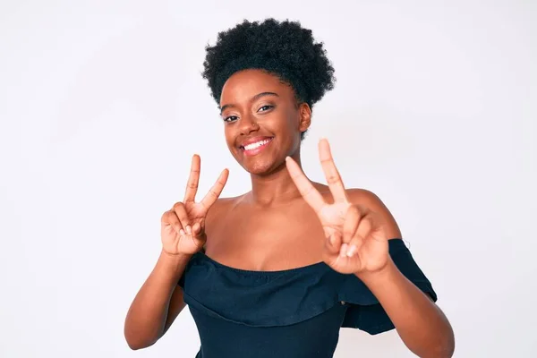 Junge Afrikanisch Amerikanische Frau Lässiger Kleidung Lächelt Die Kamera Und — Stockfoto