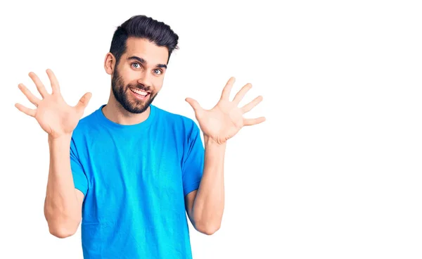 Mladý Pohledný Muž Vousy Sobě Ležérní Tričko Ukazující Ukazující Prsty — Stock fotografie