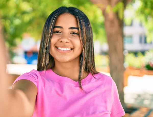 Νεαρή Λατίνα Γυναίκα Χαμογελά Ευτυχισμένη Κάνοντας Selfie Από Την Κάμερα — Φωτογραφία Αρχείου