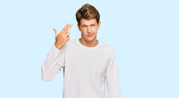 Handsome Caucasian Man Wearing Casual White Sweater Shooting Killing Oneself — Stock Photo, Image