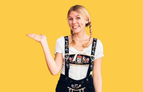 Ung Vacker Blond Kvinna Bär Oktoberfest Klänning Ler Glad Presentera — Stockfoto
