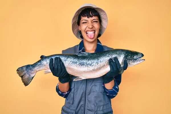 Hermosa Morena Pescador Mujer Mostrando Crudo Salmón Palanca Lengua Fuera —  Fotos de Stock