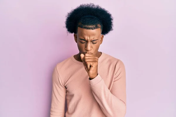 Hombre Afroamericano Con Cabello Afro Usando Ropa Casual Sintiéndose Mal — Foto de Stock