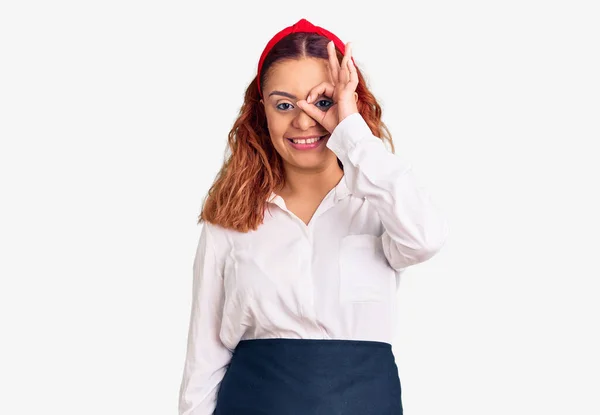 Jovem Mulher Latina Vestindo Avental Garçonete Fazendo Gesto Com Mão — Fotografia de Stock