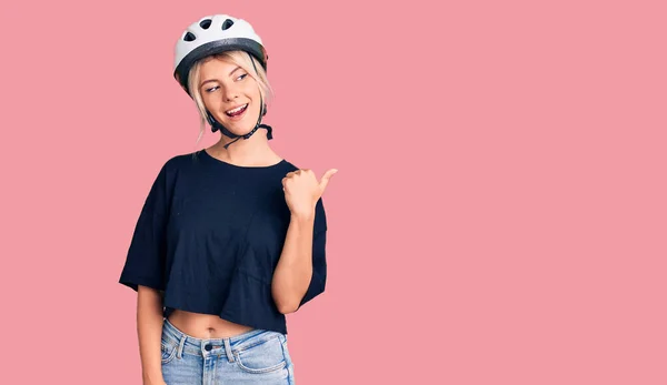 Jovem Mulher Loira Bonita Usando Capacete Bicicleta Sorrindo Com Rosto — Fotografia de Stock