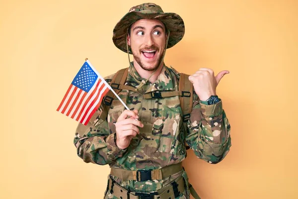 Jeune Homme Caucasien Portant Uniforme Camouflage Armée Tenant Drapeau Américain — Photo