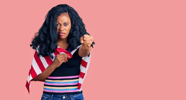 Mooie Afro Amerikaanse Vrouw Die Vlag Van Verenigde Staten Vasthoudt — Stockfoto