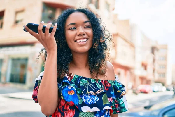 Joven Mujer Afroamericana Con Pelo Rizado Sonriendo Feliz Aire Libre — Foto de Stock