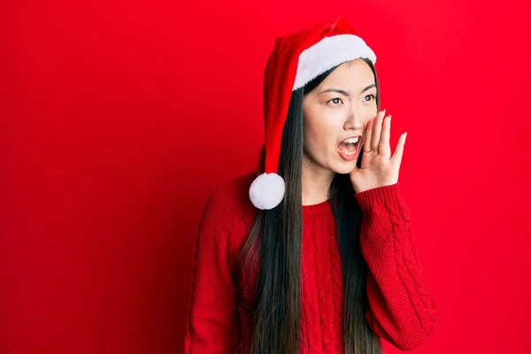 Jovem Chinesa Vestindo Chapéu Natal Gritando Gritando Alto Para Lado — Fotografia de Stock