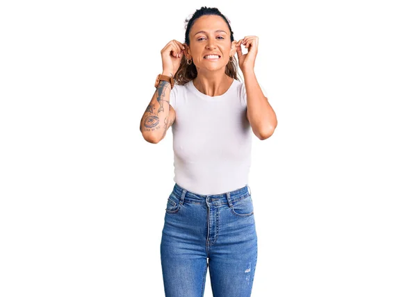 Jonge Spaanse Vrouw Met Tatoeage Met Casual Witte Tshirt Lachende — Stockfoto