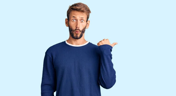 Bello Uomo Biondo Con Barba Indossa Maglione Casual Sorpreso Punta — Foto Stock