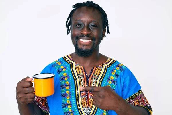 Joven Afroamericano Hombre Con Trenzas Sosteniendo Café Sonriendo Feliz Señalando — Foto de Stock