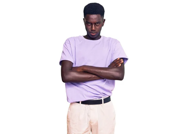 Gündelik Kıyafetler Giyen Kuşkucu Gergin Genç Afro Amerikalı Bir Adam — Stok fotoğraf