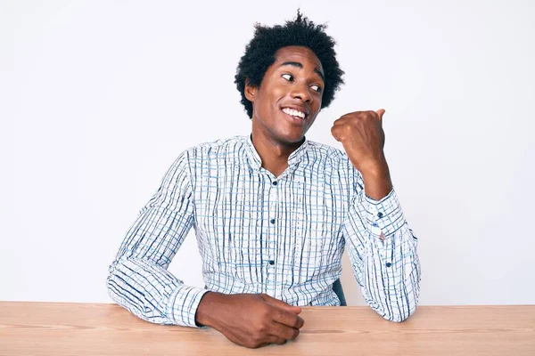 Bonito Homem Americano Africano Com Cabelo Afro Vestindo Roupas Casuais — Fotografia de Stock