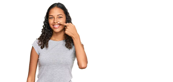 年轻的非洲裔美国女孩穿着休闲装 手指尖 面面相觑 面带笑容 美的概念 — 图库照片