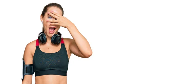 Mooie Blonde Vrouw Gymkleren Met Behulp Van Koptelefoon Gluren Shock — Stockfoto