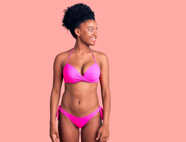 Mujer Afroamericana Joven Con Bikini Mirando Hacia Lado Con Sonrisa —  Fotos de Stock
