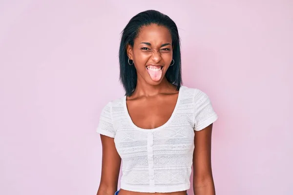 Mujer Afroamericana Joven Que Usa Ropa Casual Que Saca Lengua — Foto de Stock