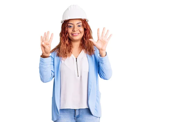 Mimar Şapkası Takan Genç Latin Kadın Dokuz Numarayı Gösterip Işaret — Stok fotoğraf