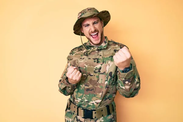 Young Caucasian Man Wearing Camouflage Army Uniform Celebrating Surprised Amazed — Stock Photo, Image