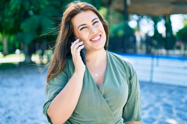 Joven Mujer Hispana Sonriendo Feliz Hablando Smartphone Caminando Por Calle —  Fotos de Stock