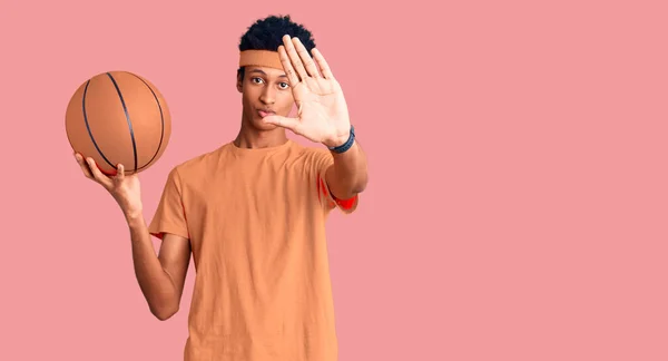 Jovem Afro Americano Segurando Bola Basquete Com Mão Aberta Fazendo — Fotografia de Stock