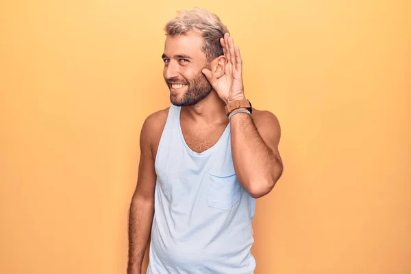 Jeune Homme Blond Beau Portant Shirt Décontracté Sans Manches Sur — Photo