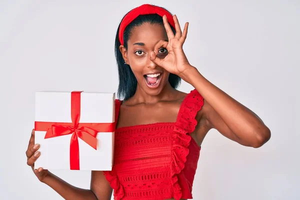 Jong Afrikaans Amerikaans Vrouw Houden Geschenk Glimlachen Gelukkig Doen Teken — Stockfoto