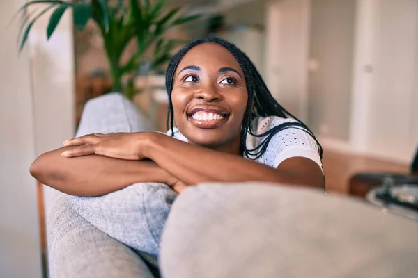 Joven Afroamericana Americana Sonriendo Feliz Sentada Sofá Casa —  Fotos de Stock