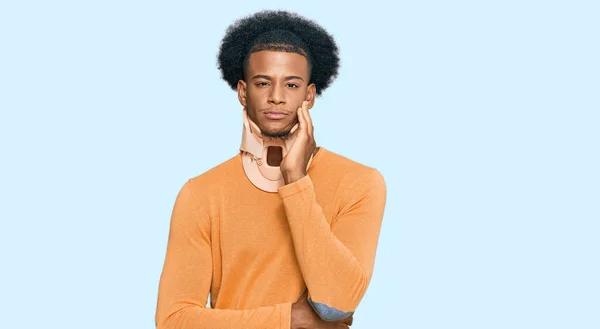 Africano Americano Com Cabelo Afro Usando Colar Cervical Pescoço Pensando — Fotografia de Stock