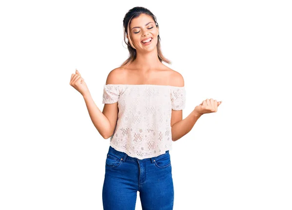 Jovem Mulher Bonita Vestindo Roupas Casuais Gritando Orgulhoso Celebrando Vitória — Fotografia de Stock