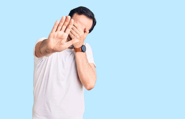 Ein Gutaussehender Mann Mittleren Alters Trägt Ein Lässiges Shirt Das — Stockfoto